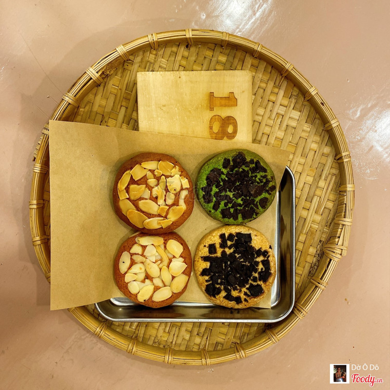 Chọn 3 loại cookies: almond, trà xanh và vanilla thì phải