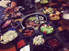 Bbq có lẽ đây là quán buffe nướng đầu tiên của HP 😘 đồ ăn very nhiều tươi ngon đầy đặn,không gian thoáng mát. Bh kiểu mới đồ tươi hay chín khách đều tự ra lấy kp od đồ tươi như trước 😄 mình đi ăn vào cuối tuần nên giá là 249k kha' ok cho 1 bữa buffe no nê 😘  quán có 2 cơ sở : 1 là ở điện biên phủ 2 là bigc 