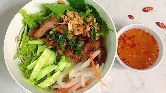 Tiệm Ăn Ông Bà Già - Bún Thịt Nướng & Mì Xào - Phan Trung