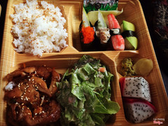 Bento kun loại 2 bao gồm các món: sushi trứng tôm, ss cá hồi mayonaise, ss thịt cua, ss bơ kèm theo cơm tám , các món mặn có gà nướng teriyaki với salad cua bơ chỉ 49k/set