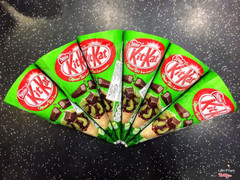 kem kitkat trà xanh: vì kem vị matcha nên ngọt vừa, ở giữa có 1 thanh socola kitkat giống hình trên vỏ. Nên ăn thử để thưởng thức nhưng với m thì k phải kiểu quá ngon để gây nghiện 🍃