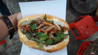 ổ bánh mì ú nụ chả cá. 