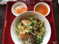 Bún thịt nướng chả giò