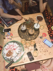 Đồ uống pao đỉnh. Giá ok. Đồ ăn sẵn nên chẳng có gì để pình luận. Không gian mát mẻ, có máy lạnh. Ti vi pao xịn. Chủ quán & nhân viên thân thiện nhiệt tình. Quán ruột của tụi mìnk. Nên đến.