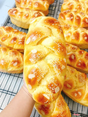 Bánh mì hoa cúc 1 cái 70k 300g ăn mệt nghỉ 😂 có thể để đc 5 ngày, bỏ tủ lạnh khi mô ăn thì quay 1 phút là thơm như mới 😄 bánh mềm thơm ngọt vừa phải, con nít cực mê bánh ni luôn ạ