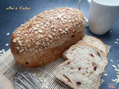 Bánh mì nguyên cám
Bánh mì nguyên cám bên trong là hạt chia, cranberry; bên ngoài phủ yến mạch; đặc biệt bánh không có trứng
Bột mì nguyên cám đăc biệt rất giàu chất xơ và protein