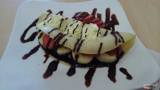 bánh crepe trái cây sốt chocolate