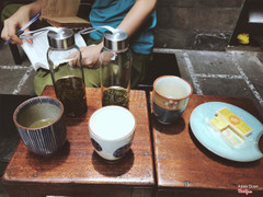 Ngồi bên trong quán, ghế gỗ