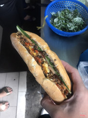 Bánh mì ốp la + chả