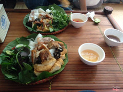 Bún đậu mẹt combo đầy đủ, của bạn mình bên đối diện là combo nhưng đổi nem sang lòng. Đầu tiên đi ăn bún đậu phải nói nước chấm :3 mình thì vẫn mê mắm tôm truyền thông nên gọi mắm tôm nhưng chấm k ngon đành gọi thêm bát nước mắm, nước mắm thì có đỡ hơn. 40k/ suất combo nhưng ăn chả ngon lắm. Nem khô và lèo tèo nhân. Ăn mẹt thèm nhất món lòng thì lòng cũng chán luôn, ruột bị đắng đắng, rặng rặng. Được cái ngồi tầng 2 có điều hoà mát mẻ thoải mái, ăn xong ngồi chém gió chủ quán vẫn okie. Nhưng nói chung k có ý định quay lại, đắt và k ngon :'( nhất là mắm tôm