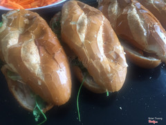 Bánh mì thịt mới nướng nóng giòn