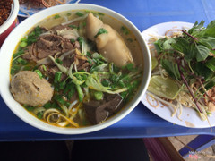 Bún bò Huế rất ngon và đậm đà hương vị 👌 một bát đầy đủ có cả móng giò, tiết, bò viên và thịt bò tái, chín. Tuy giá tương đối cao 45k/bát nhưng rất đáng tiền 👍