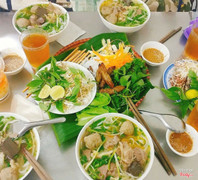 Bún bò Huế ko móng + nem lụi 