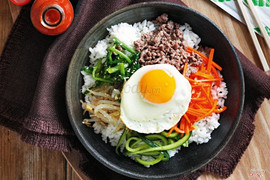 Bibimbap 35k 1 phần ( trứng, thịt bằm, nấm, cà rốt, rau)