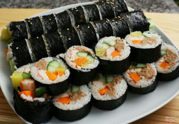 KimBap truyền thống ( trứng, xúc xích, củ cải, xà lách) 15k 8 miếng