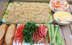 Để thưởng thức bánh mì gà xé, bạn có thể ghé đến tiệm bánh mì gà xé tại địa chỉ 235 Thích Quảng Đức , Q.Phú Nhuận