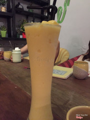 Sinh tố chanh leo 40k cốc khá to. Cốc nhỏ hơn ở xa xa là matcha :D