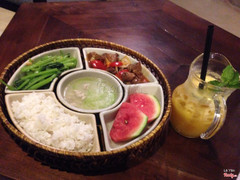 Cơm phần tại nhà hàng của 9station. ở mức ăn ổn