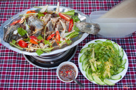 Cá hấp cuốn bánh tráng