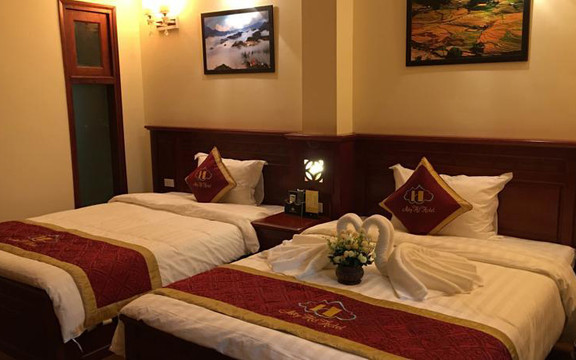 Mây Hồ Hotel