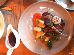 Phần cừu nướng sốt vang tái vừa