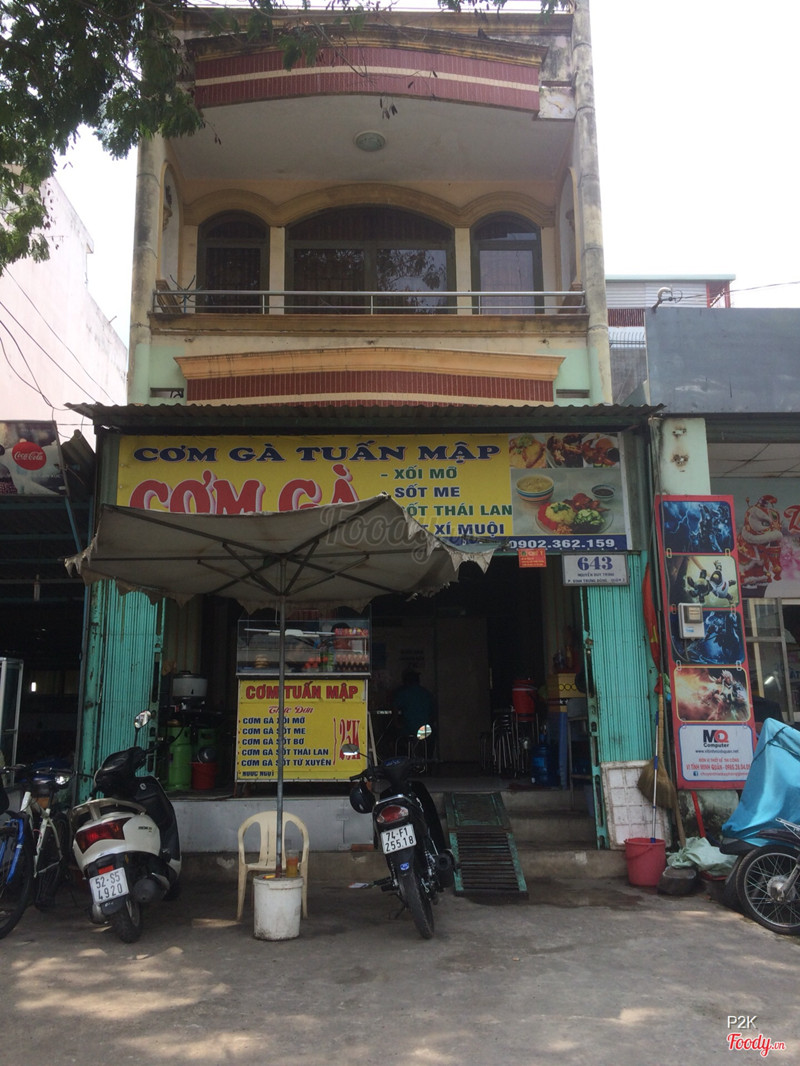 Bên ngoài quán