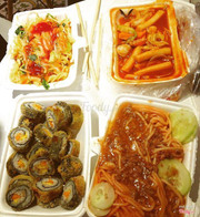 Muốn ăn đồ hàn ngon mà giá lại sinh viên thì chắc mọi người đều biết đến quán này , vì quán đã quá nổi tiếng rồi . Địa chỉ quán là 4C Đặng Văn Ngữ mình hay ăn cạnh cổng trường Kim Liên . Menu thì vô cùng đa dạng . Mình hay ăn nui xào bò tươi , bò khô ăn thêm sốt tương cà chua hay sốt thì siêu ngon luôn ạ , cay cay và không hề bị ngấy nhé . Mình gọi thêm cả spagetti và tok ăn cũng khá ổn , nước sốt đậm đà , bánh gạo thì mềm mềm rất dễ ăn . Đến đây chắc hẳn ai cũng phải ăn kimbap , kimbap chiên các loại ăn cơm mềm vs lớp vỏ ngoài gòn gòn rất là ngon ạ . Giá đồ ăn thì verry verry sinh viên chỉ tầm từ 25-30k thôi ạ . Bạn có thể gọi thêm nước như trà thái xanh thái đỏ , sữa đậu nành .  