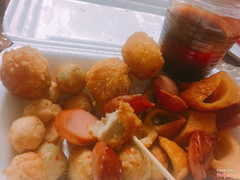 Gà viên hơi nhạt chạo cá thì ngon cơ mà xúc xích hơi chua thì phải 😅😅 nói chung là giá khá rẻ phù hợp vs hs sv