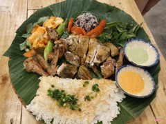Gà quay cơm cháy, gà quay ướp gia vị đậm đà ăn với cơm cháy chiên giòn béo ngậy, thích hợp ăn những ngày mưa.
