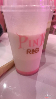 Mình kêu candy milk tea ( trà sữa ngũ cốc ) vì quán Rnb thường mình là fan của candy milk tea và qua rnb pink này mình cucng muốn thử coi có độ khác nhau gì kh ! Thì mình kêu vs size M giá là 60k đắt hơn rnb thường 7k .Về size thì như nhau nhưng lượng đường nó có khác 1 xíu , vs rnb thường mình thường kêu 40% đường vì mình thích vị ngọt vừa qua đây mình lại kêu 60 đường lạ thay nó lại lạt hơn 40% đường của rnb thường nhưng nó kh gây mình thất vọng . Cho tới khi mình thử lớp cheese nó khá LỎNG và kh đặc và béo như bên cũ chắc có lẽ do là loại cheese khác ! 