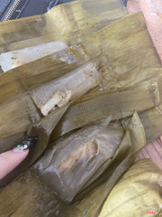  Bánh bột lọc nhân ko có miếng tôm nào còn thịt thì chả phải đc thịt nói đúng hơn toàn mỡ heo bé tí . Chưa bao giờ ăn mà cảm thấy tệ thế này , lần đầu ăn bột lọc cũng như lần cuối . Thấy mọi người review khen ngon nhìn thịt tôm đầy đủ nhưng mình mua thì như thế này đây . Lần đầu cũng như lần cuối ko bao giờ quay lại 