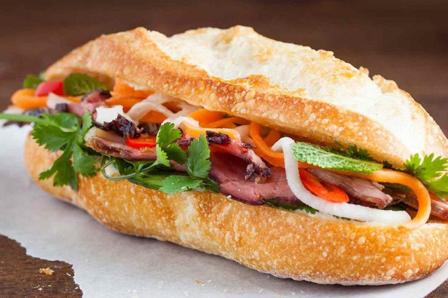 Bánh Mì Pate Bò Thịt Chả - Út Thanh