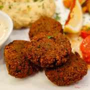 Falafel - chả chiên làm từ đậu gà và đậu fava