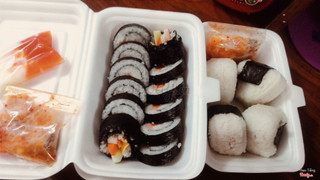 Kimbap hộp nhỏ 18k nhưng mà nhiều y như nơi khác bán lại rẻ nữa chứ xúc xích rau thanh cua đầy đủ luôn và cơm nắm cá ngừ và tôm nhg t vẫn thíc ăn tôm hơn :)))) cơm nắm cx rẻ lắm hộp như ảnh có 30k ăn no nê đã đời :v