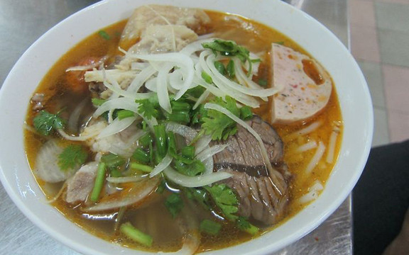 Bún Bò Vỉa Hè Bình Dân