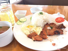 Mình gọi cơm tấm sườn nướng thêm ốp la, so với quán cơm tấm ở đường Tạ Quang Bửu, Hà Nội dù chưa thanh toán nhưng giá tiền thì  chắc cũng ngang nhau, nhưng ăn thì cũng thường thường, thịt ít, k đậm vị, dao cùn