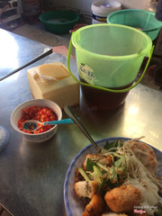 Nc mắm, ớt tự lấy