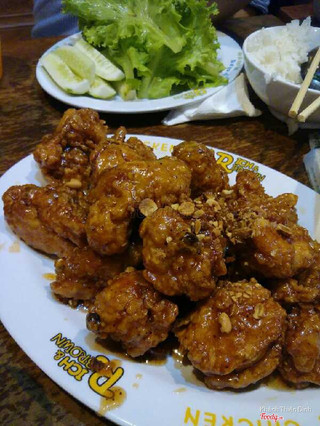 Gà rán đẫm sốt ăn mê
