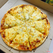 Pizza bò ngô x3 phomai phomai nhiều đến nỗi nhân bánh còn ko thấy đc 😭😭 khách nhà e tốn phomai lắm lắm lun ý 😍😘😘 iu quá nhiều ☺️☺️