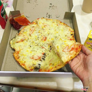 Pizza cá ngừ ảnh khách chụp gửi cho mình nhá thêm 50k phomai 🤣🤣 khách nghiện luôn ý 😍😍 pizza size M 155k + 50k phomai nứa . Ăn quên sầu lun 😍😍🤪