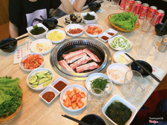 Thịt nướng , kimbap , tobocki , kim chi ,... 