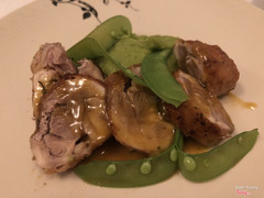 Roasted chicken with pea puree (gà nướng)