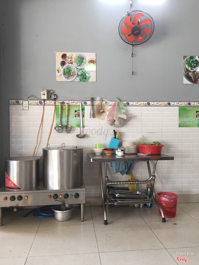 Lò điện rất sạch sẽ, bàn để đĩa và rau cũng gọn gàng ngăn nắp