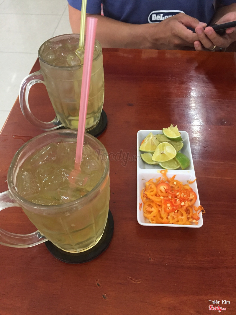 Được tặng trà đá khi vừa vào quán. 