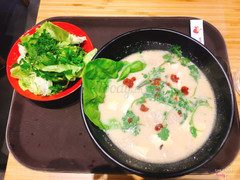 Bát to bự luôn, ăn 1 bát là no căng rún rồi. Nước dùng ngậy ngậy, thơm thơm, thịt viên thì mềm. Nchung đáng tiền