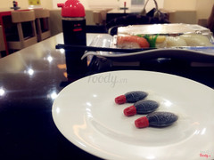 Mang về mới được xì dầu cá, tại tò mò quá nên cũng lúi húi xuống xin vài con chơi 😁 xì dầu tại chỗ không đậm đặc như xì dầu cá, nhưng tại chỗ thì ngon hơn :P