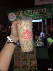 Tình cờ đi ngang công viên Lê Thị Riêng thấy quán nước màu xanh xinh quá nên ghé vào xem thử,ấn tượng đầu tiên của mình là quán có ly nước màu hồng xinh cực😍, trà sữa truyền thống siêu siêu ngon luôn 