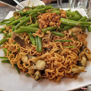 Mì xào móng tay rau muống 