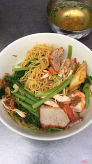 Nước ít ngọt hơn hủ tiếu campuchia HTK, xá xíu mềm thơm. Mực tươi. Mì trộn dầu mè, nước tương, hành phi