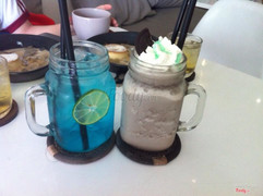 Thấy trên foody mấy bạn nói ngon nên mình đi uống thử , uống Soda Deef Blue thấy ngon nhưng chua nhăn mặt luôn ấy , còn Orio đá xay thì hơi lạt nhưng cũng ngon đấy , không gian hẹp nhưng được cái yên tĩnh có điều mở nhạc sến quá , không vừa lòng phần này , quán ở địa điểm dễ nhìn thấy , nhìn cũng đẹp , giá cũng rẻ , bánh Flan ngon :))